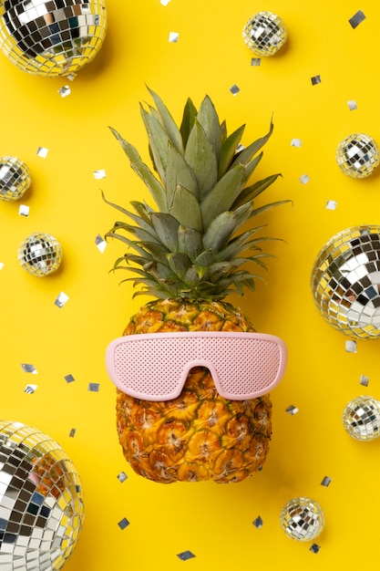 Vue d'ananas avec des lunettes de soleil cool