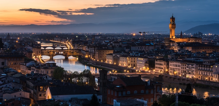 Photo gratuit vue d'angle élevé de beaucoup de bâtiments avec des lumières et un pont le soir