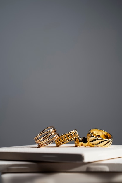 Vue de l'anneau doré luxueux sur l'affichage de bijoux en feutre
