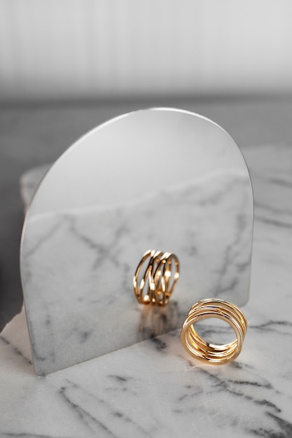 Vue de l'anneau d'or luxueux avec du marbre