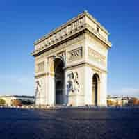 Photo gratuite vue de l'arc de triomphe dans la lumière du matin