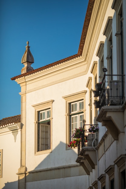 Vue sur l'architecture sur la rue de la vieille ville de Faro, Algarve, Portugal.