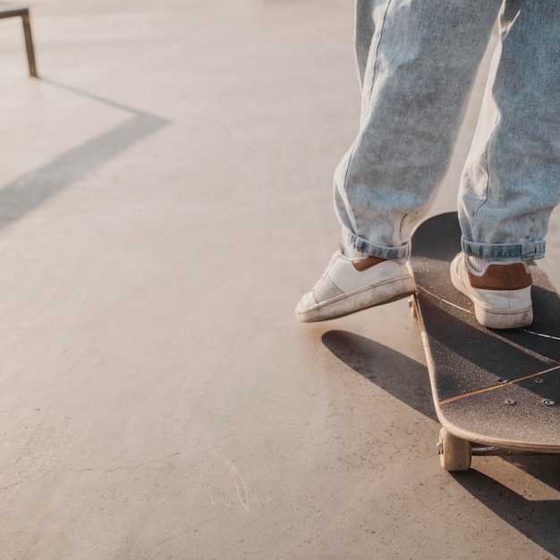 Vue arrière de l'adolescent avec planche à roulettes et espace copie