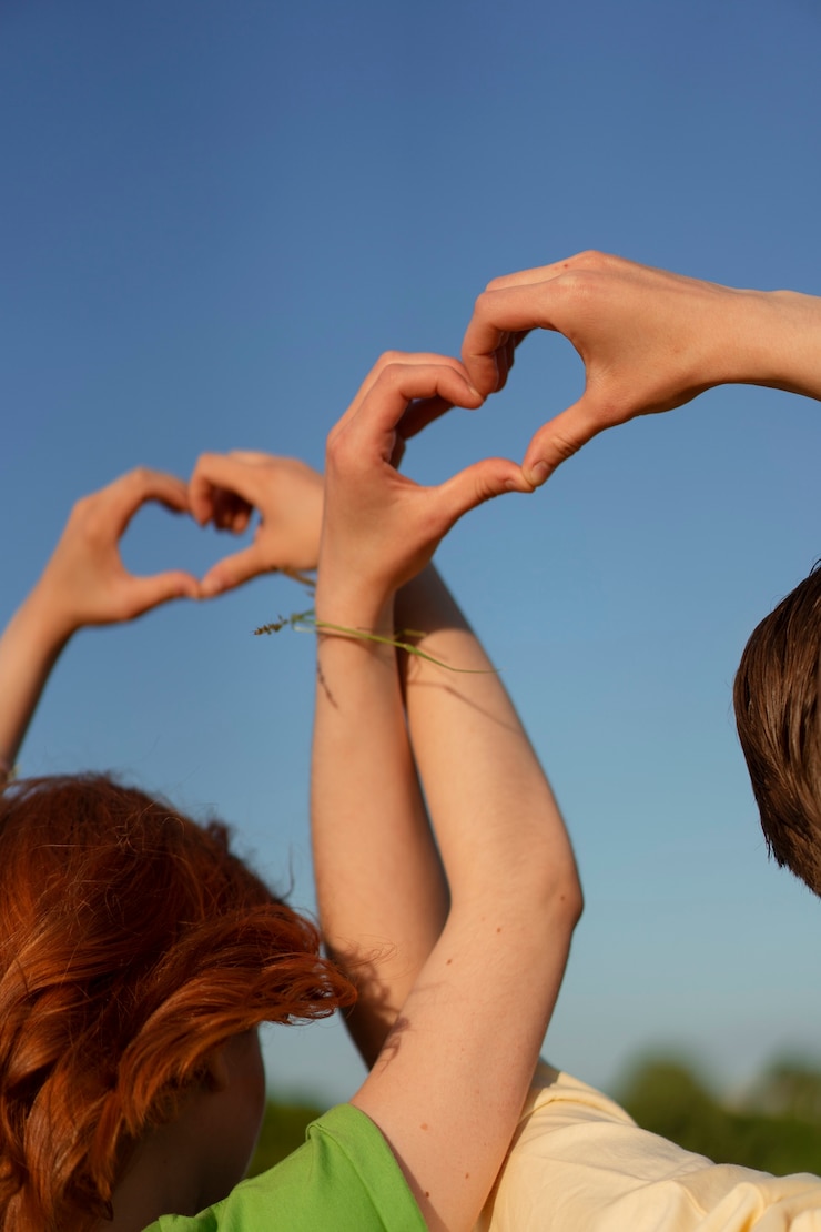 Photo gratuit vue arrière des adolescents étant amis