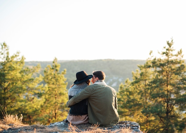 Photo gratuite vue arrière amis assis dans la nature