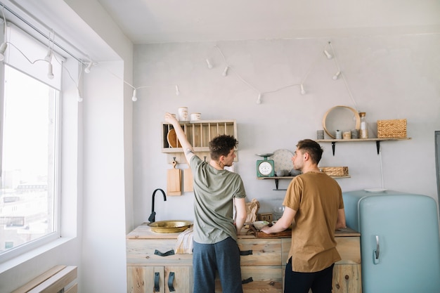 Vue arrière d&#39;amis préparant un repas dans la cuisine domestique