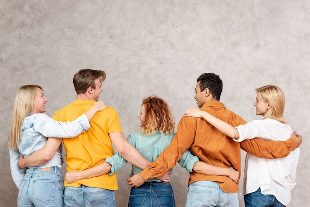 Photo gratuite vue arrière des amis s'embrassant et se regardant