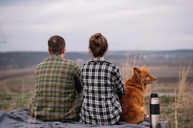 Vue arrière couple avec chien