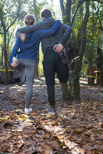 Photo gratuite vue arrière d'un couple faisant l'échauffement ensemble