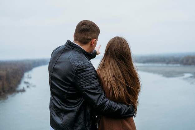 Vue arrière du couple admirant la vue sur le lac