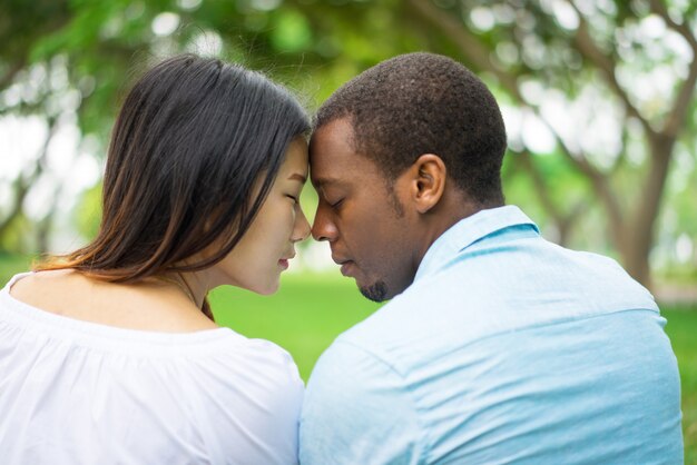 Vue arrière du couple d&#39;amoureux paisible touchant les fronts et profiter du temps ensemble