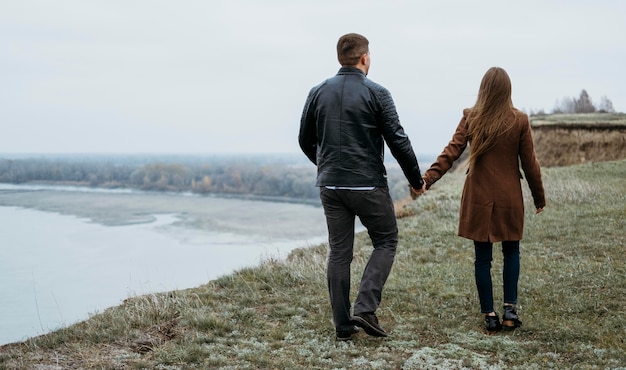 Vue arrière du couple au bord du lac