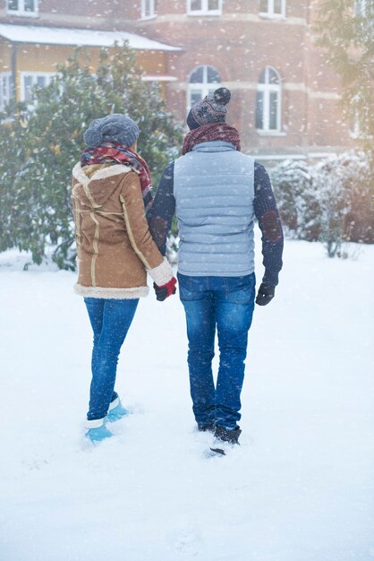 Vue arrière du couple d'hiver