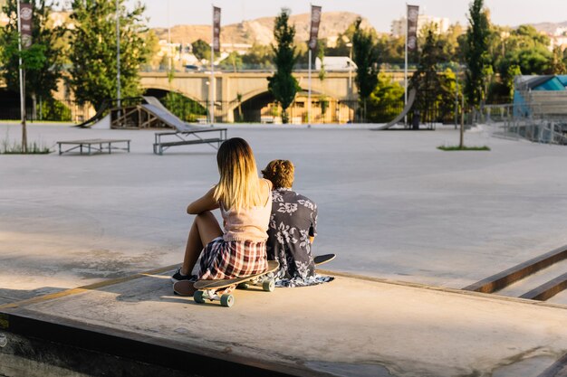 Vue arrière du couple patineur