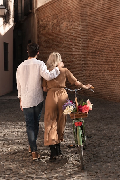 Vue arrière du couple se promener à vélo