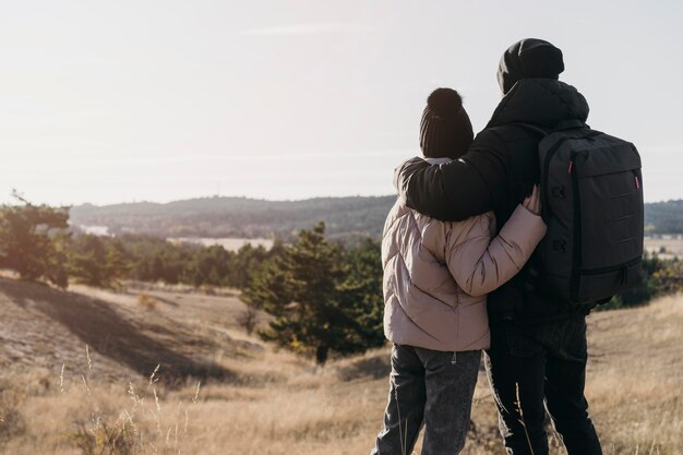 Vue arrière du couple se tenant