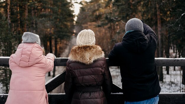 Vue arrière du groupe d'amis à l'extérieur en hiver