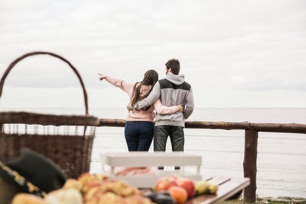 Vue arrière du jeune couple surplombant la mer