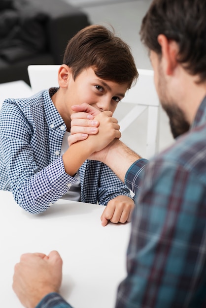 Vue arrière du père faisant skandenberg avec son fils