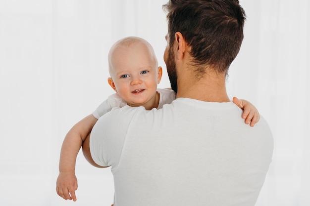 Vue arrière du père tenant bébé