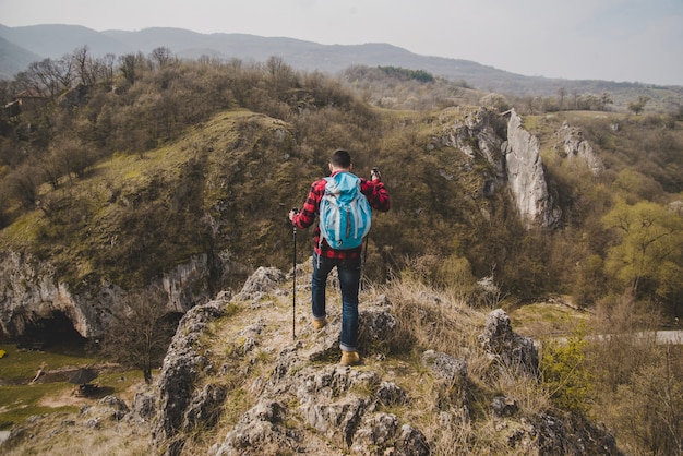 Vue arrière du voyageur apprécie la nature