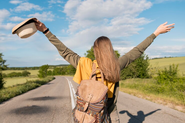 Photo gratuit vue arrière élégante femme profitant de vacances