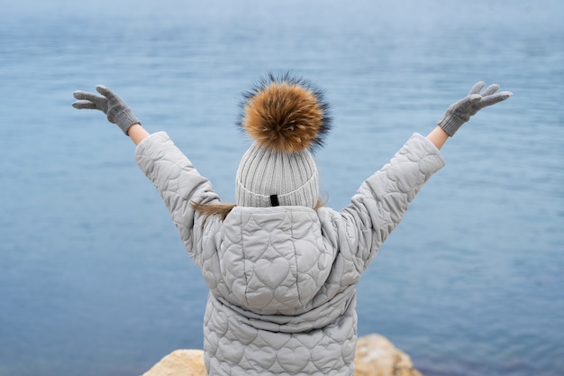 Photo gratuite vue arrière enfant au bord de la mer