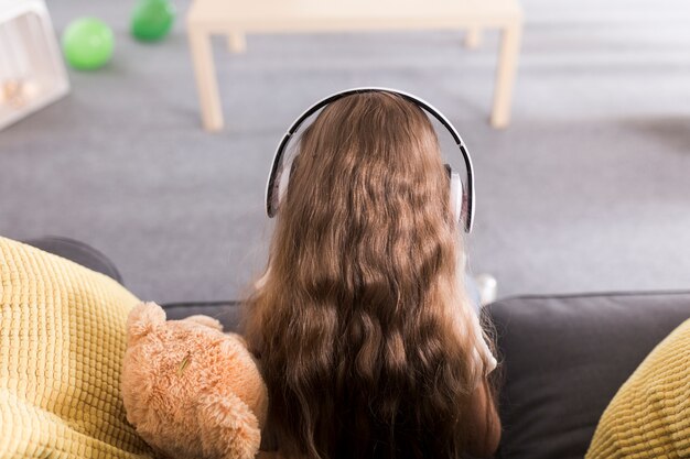 Vue arrière de l&#39;enfant avec un casque