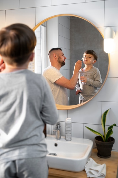 Vue arrière enfant regardant dans le miroir