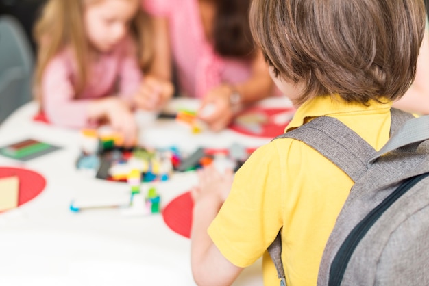 Vue arrière enfant avec sac à dos