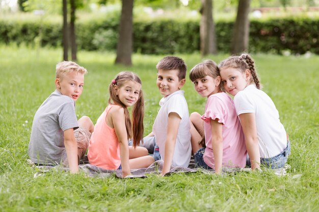 Vue arrière des enfants regardant la caméra