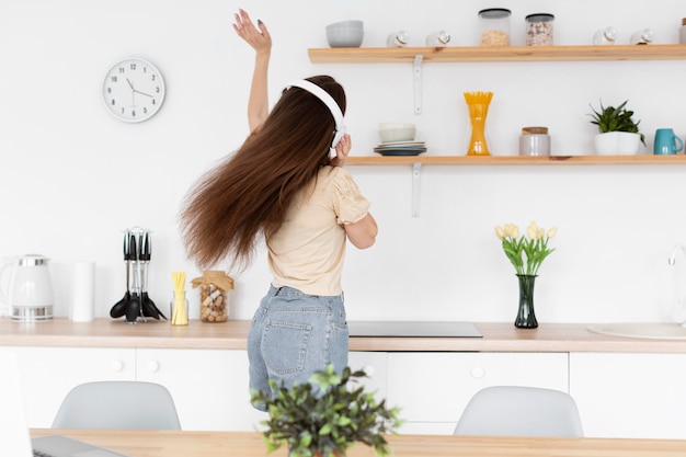 Photo gratuite vue arrière femme appréciant la musique