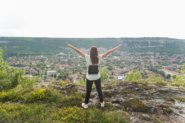 Vue arrière de la femme appréciant le temps de la nature