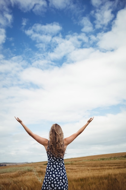 Vue arrière, femme debout, à, bras étendus