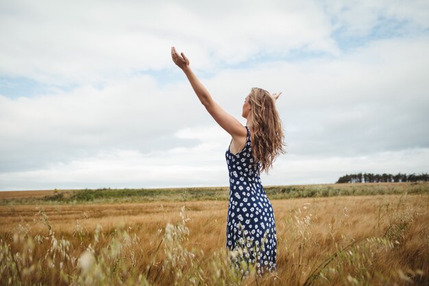 Vue arrière, femme debout, à, bras étendus