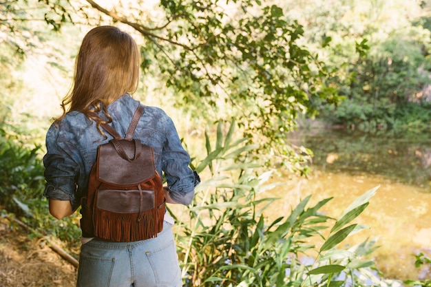 Photo gratuite vue arrière d'une femme debout dans la forêt