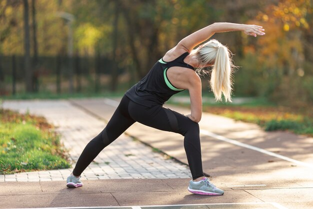 Vue arrière femme faisant des exercices d'étirement