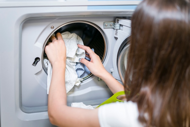 Vue arrière de la femme faisant la lessive