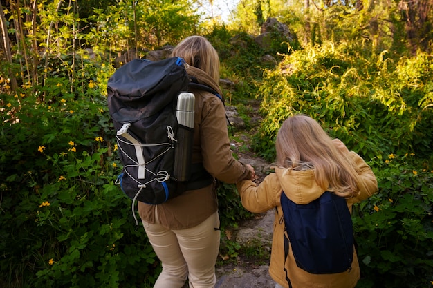 Photo gratuite vue arrière femme et fille explorant la nature