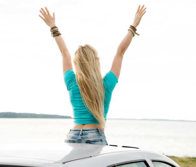 Photo gratuite vue arrière femme hors de la voiture