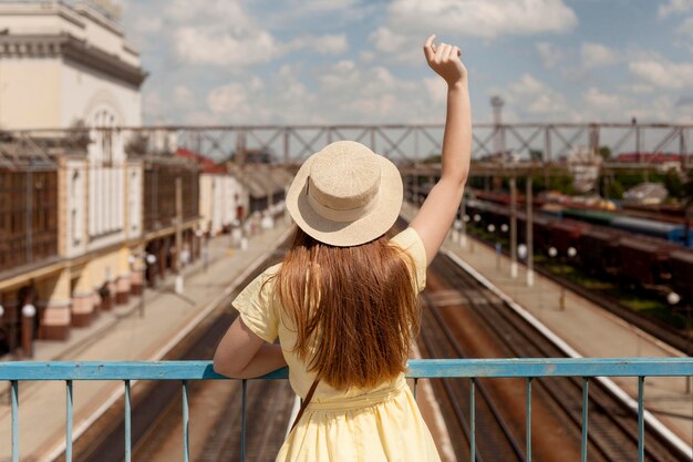 Vue arrière femme portant un chapeau