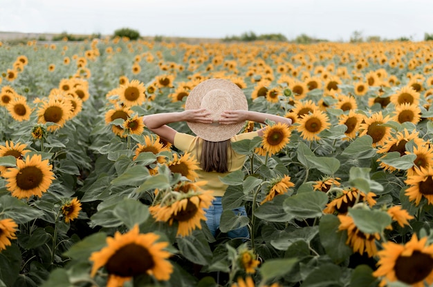 Vue arrière, femme, porter, chapeau, dehors