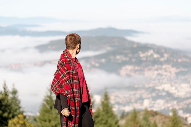 Vue arrière femme profitant de la nature