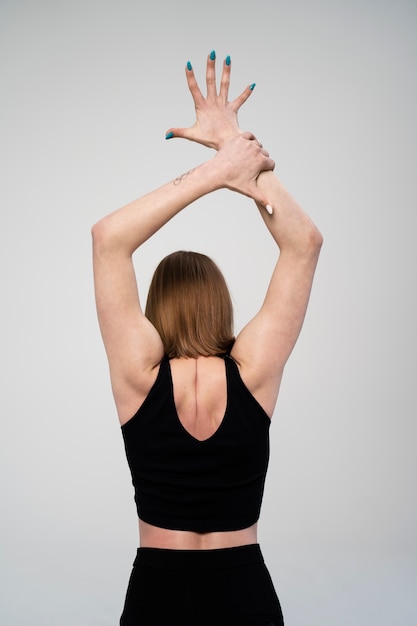 Photo gratuite vue arrière femme qui pose en studio