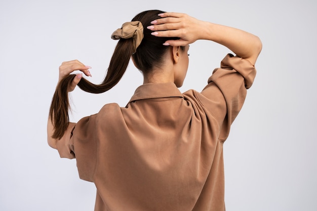 Vue arrière femme qui pose en studio