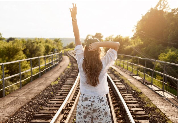 Vue arrière femme sur rails