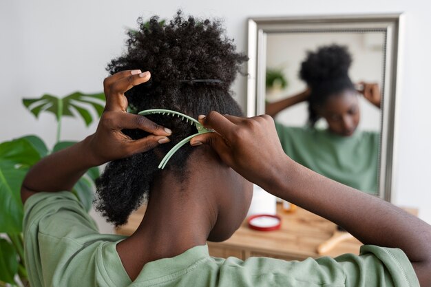 Vue arrière femme regardant dans le miroir