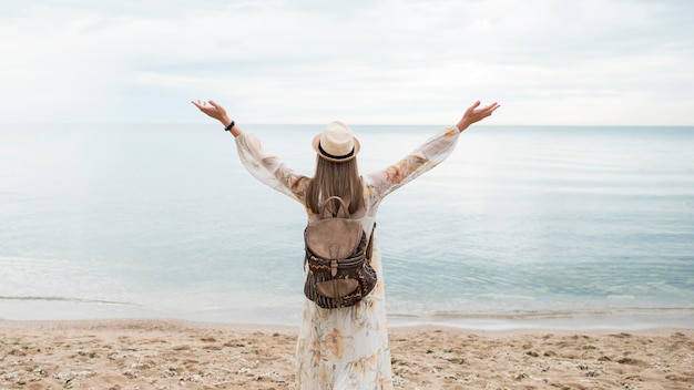 Vue arrière femme avec sac à dos, profitant de vacances