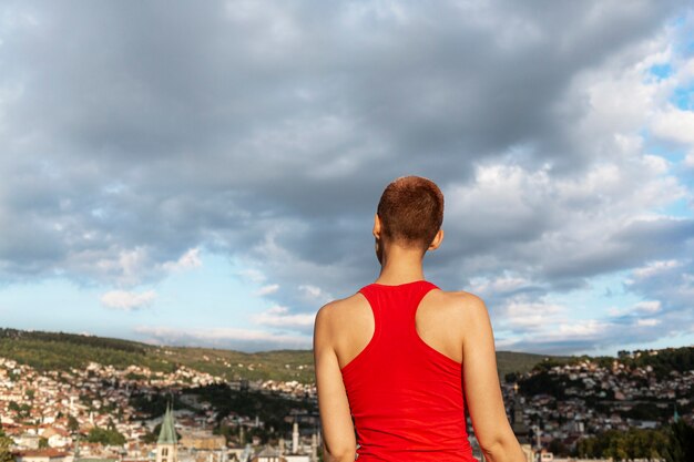 Photo gratuite vue arrière de la femme se détendre