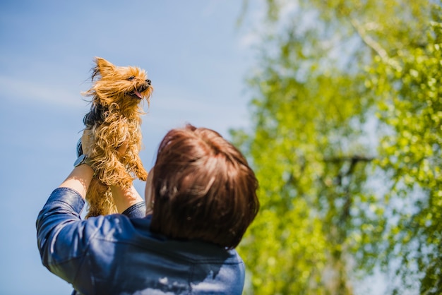 Photo gratuite vue arrière de la femme avec son chien mignon